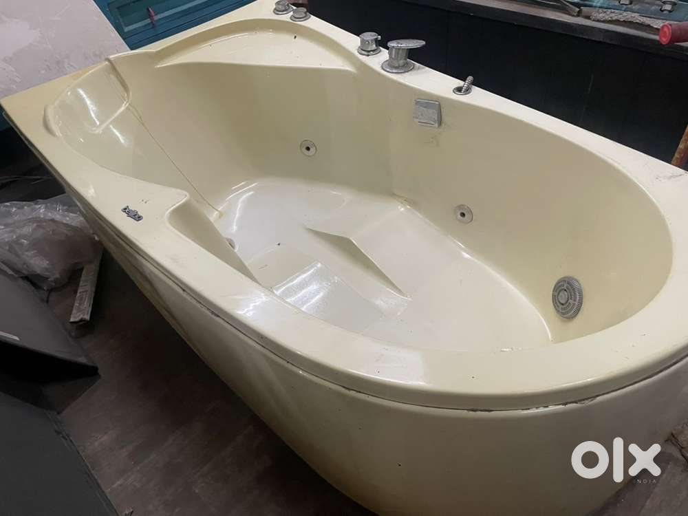 stock lot - समान होलसेल भाव में  Jacuzzi ,Washbasins, mirror ,bathtub