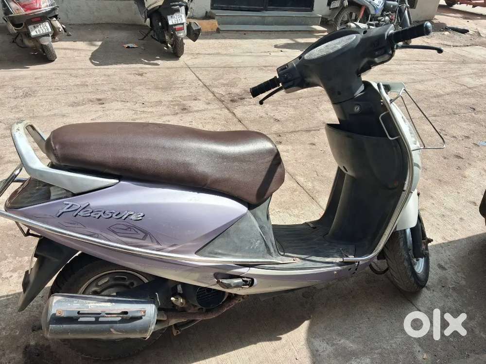 2011 ki pleasure hai good condition me.