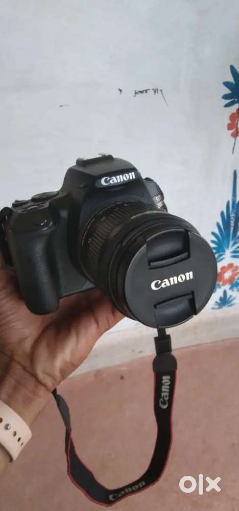 Canon 200D!! Brand new condition unused 1 year old