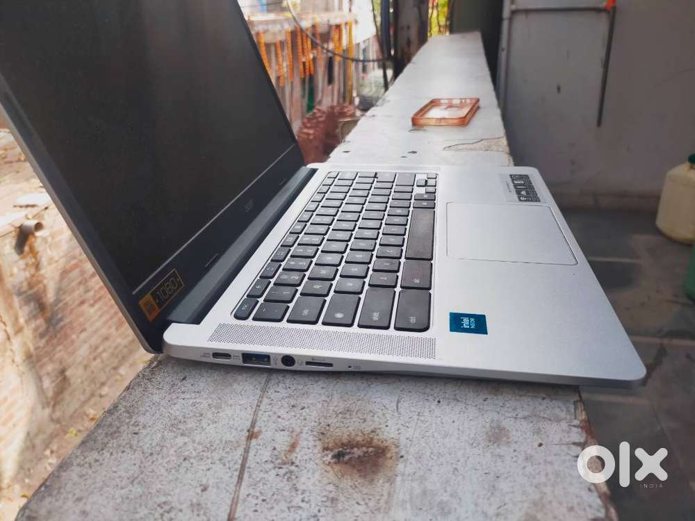 Acer crome book laptop new 11 month old