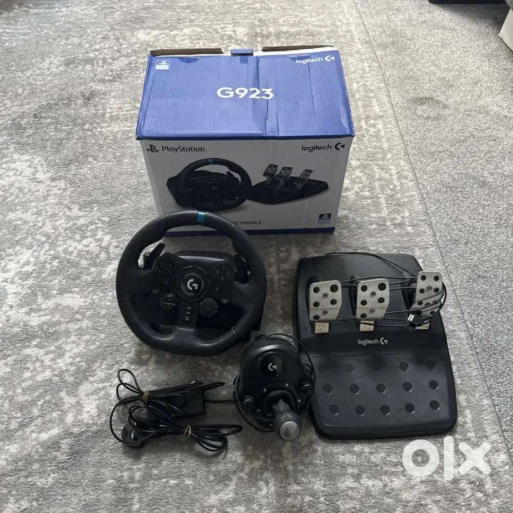 Logitech G923 Racing Wheel and Pedals With Shifter