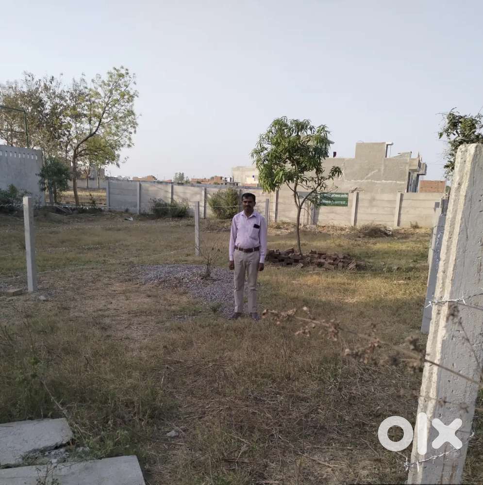 अटरिया रेलवे स्टेशन व सीतापुर रोड से  500 मीटर नीलगावं रोड पर  सटा हुआ