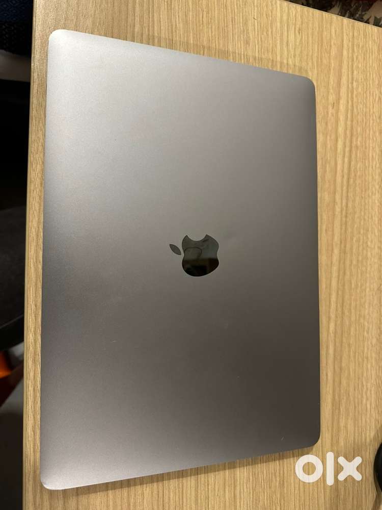 Macbook pro 2018 8gb ram 256gb ssd ,i5 processor ,touchbar ,13.3 scren