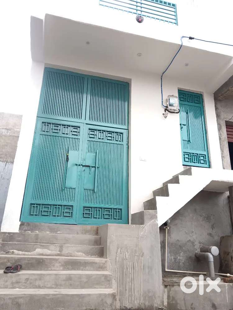 50 गज मै पूरा एक हाल है जिसमें किचेन स्लिप ओर बाथरूम अटैच है