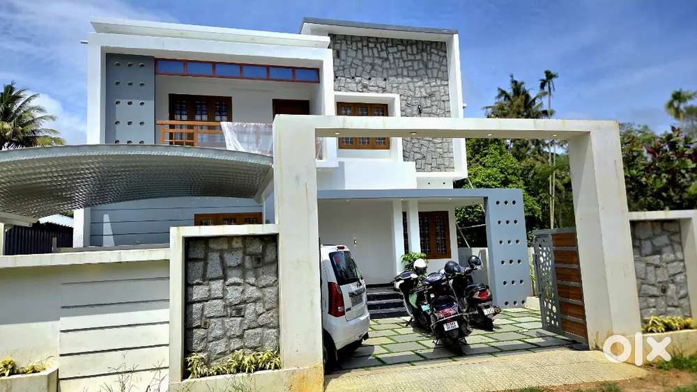 House near Alappuzha കലവൂർ Nh 1km 4 BHK