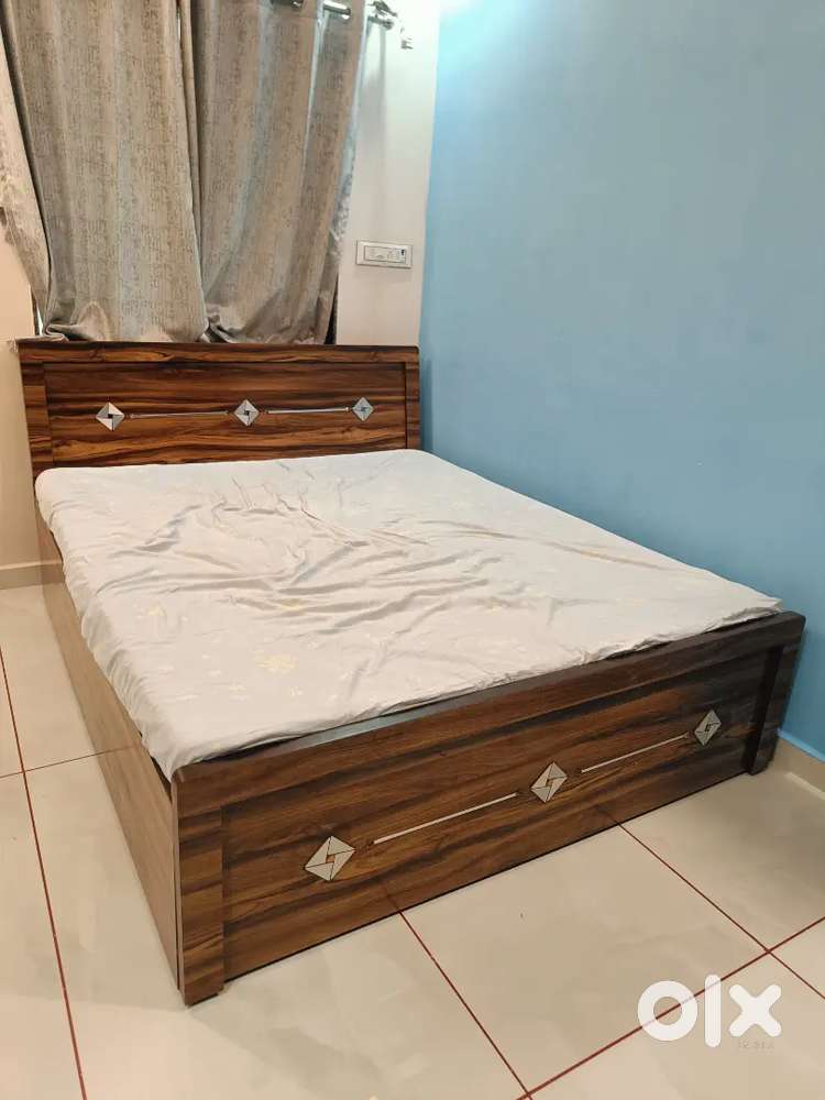 Bed with mattress size 6*5.5feet