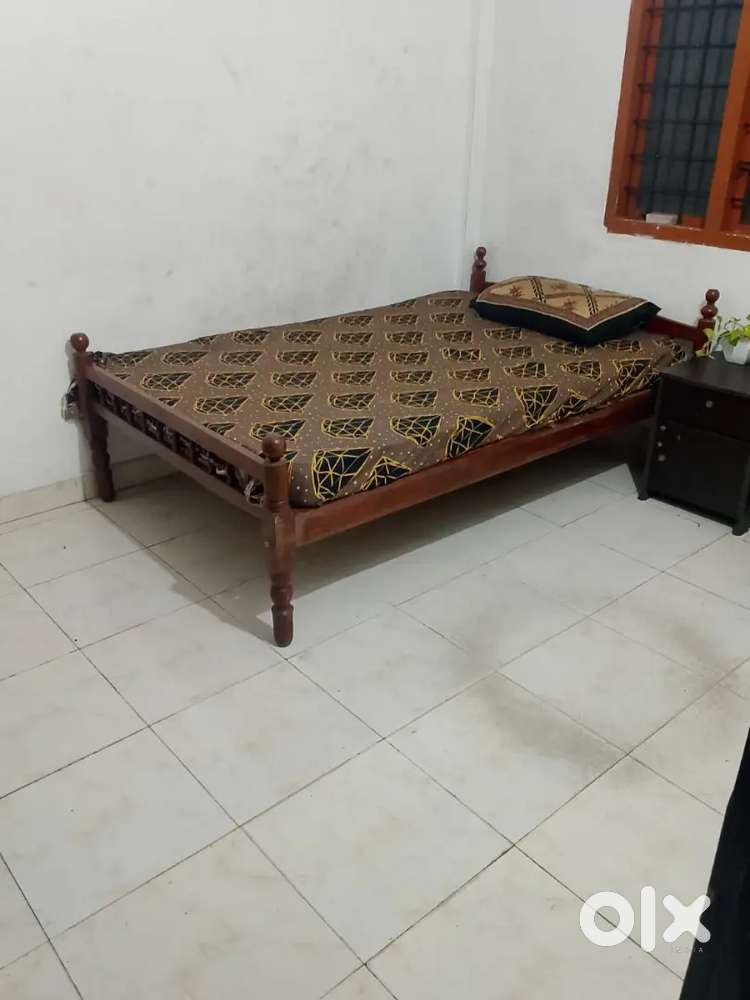 2500/Ladies room mate attached battroom 2500 rent.withfood 4500.