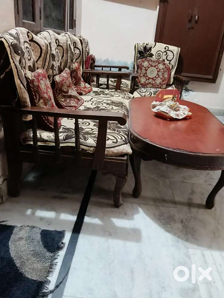 Sofa set with table good condition