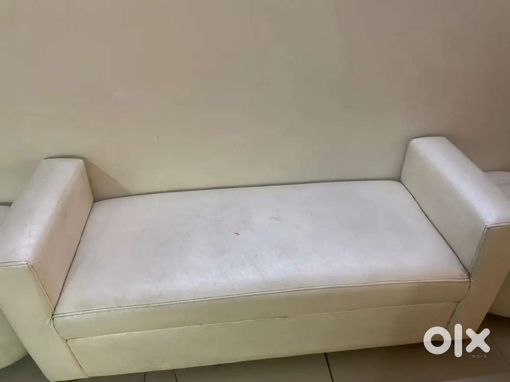 3seater recon off white setty in good condition like new