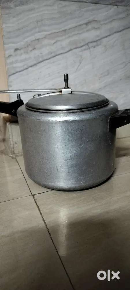 Utensils  cooker, 2  patile, kadhai, plates, fry pan, iron kadhai