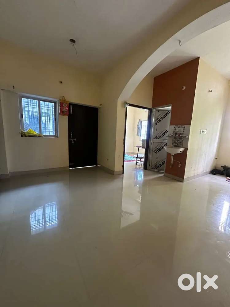 3 room hai 2 bathroom hai ek bada sa hall hai
3 balcony hai