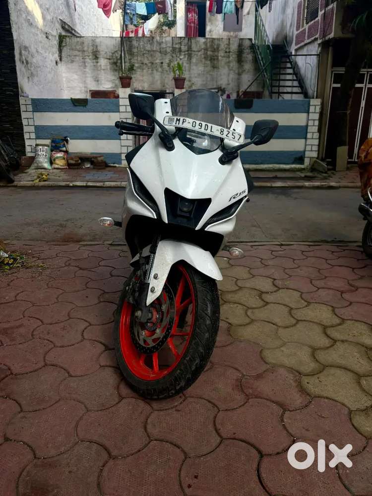 Yamaha R15 v4 top modal white colour