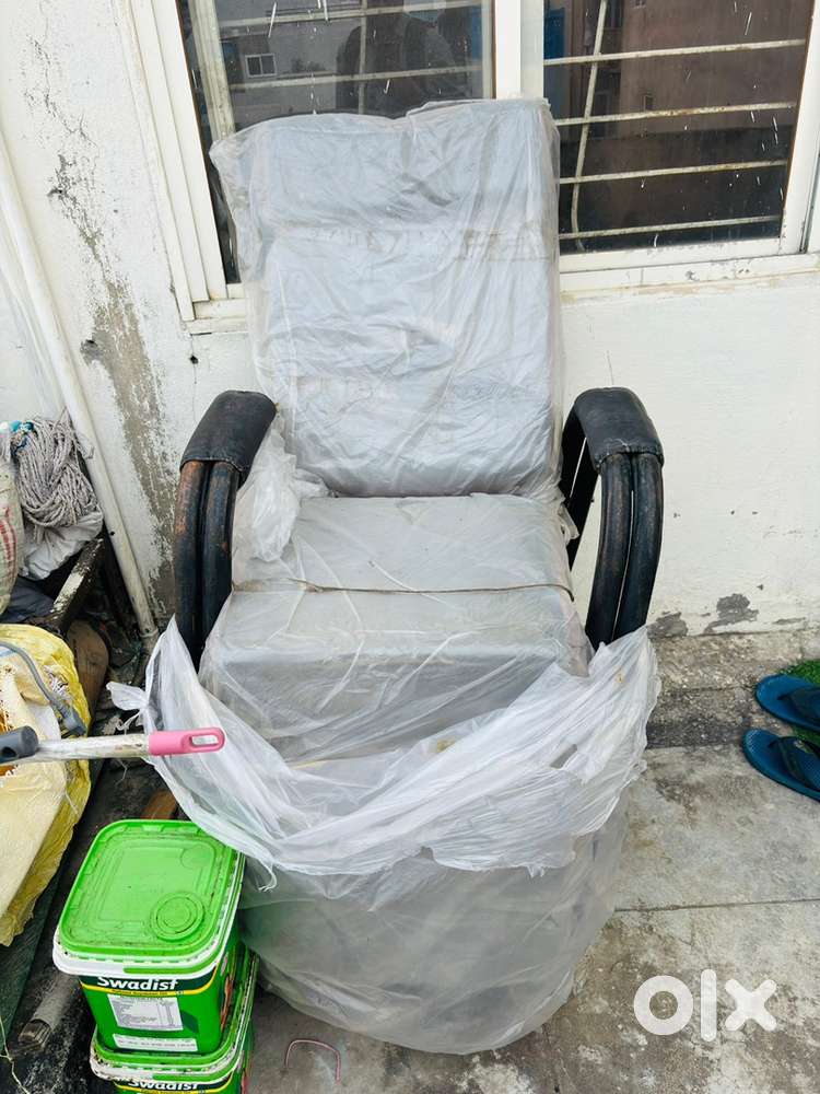 Beauty Parlour Chair - Comfortable & Strong Condition  Urgent Sale