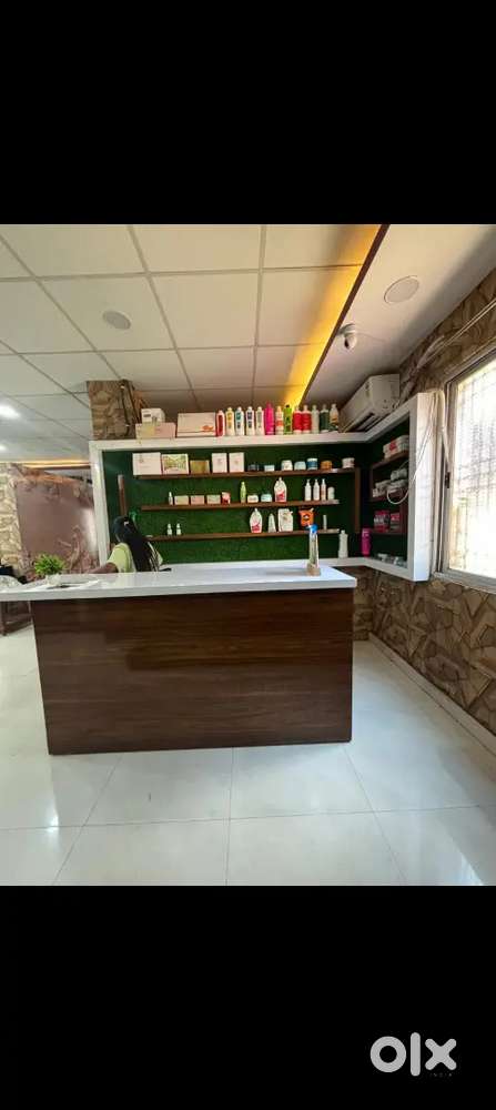 Professional saloon hai barber and meckup artist cahiye