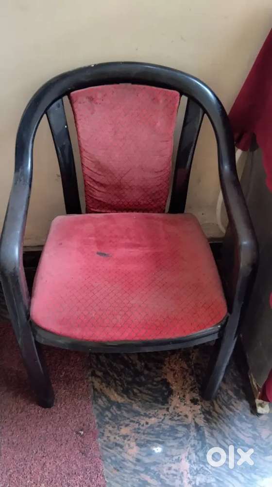 Plastic chair with coushoin - good condition