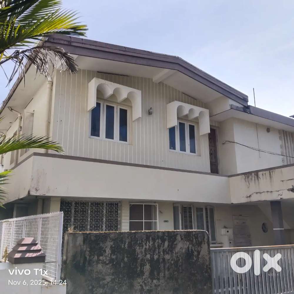 6.5cents plot and old house  near kaloor stadium