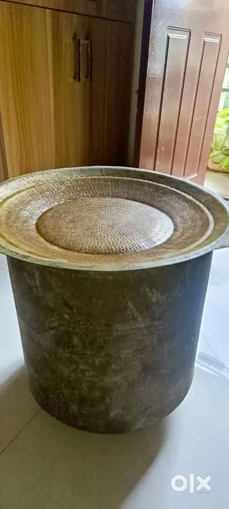 Brass anda 4.6kg and a lid with 1.3kg and 835 grams