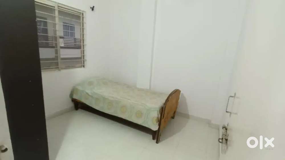 2 bhk flat semi furnished in trilanga colony
