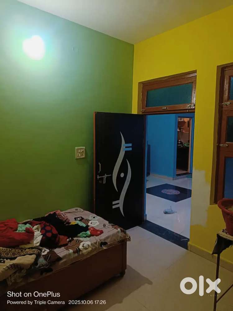 2 manjil bna hua he (kali mata mandir ke aage hanuman mandir se phle)