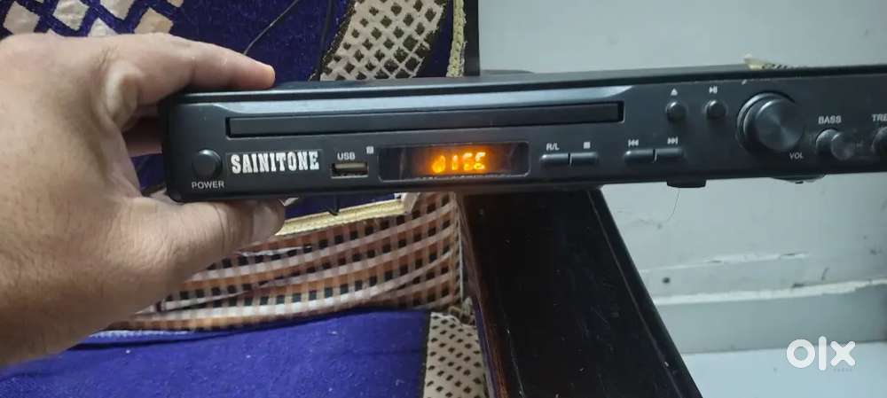 CD player good condition sirf 2 ya 3 bar use hua hai