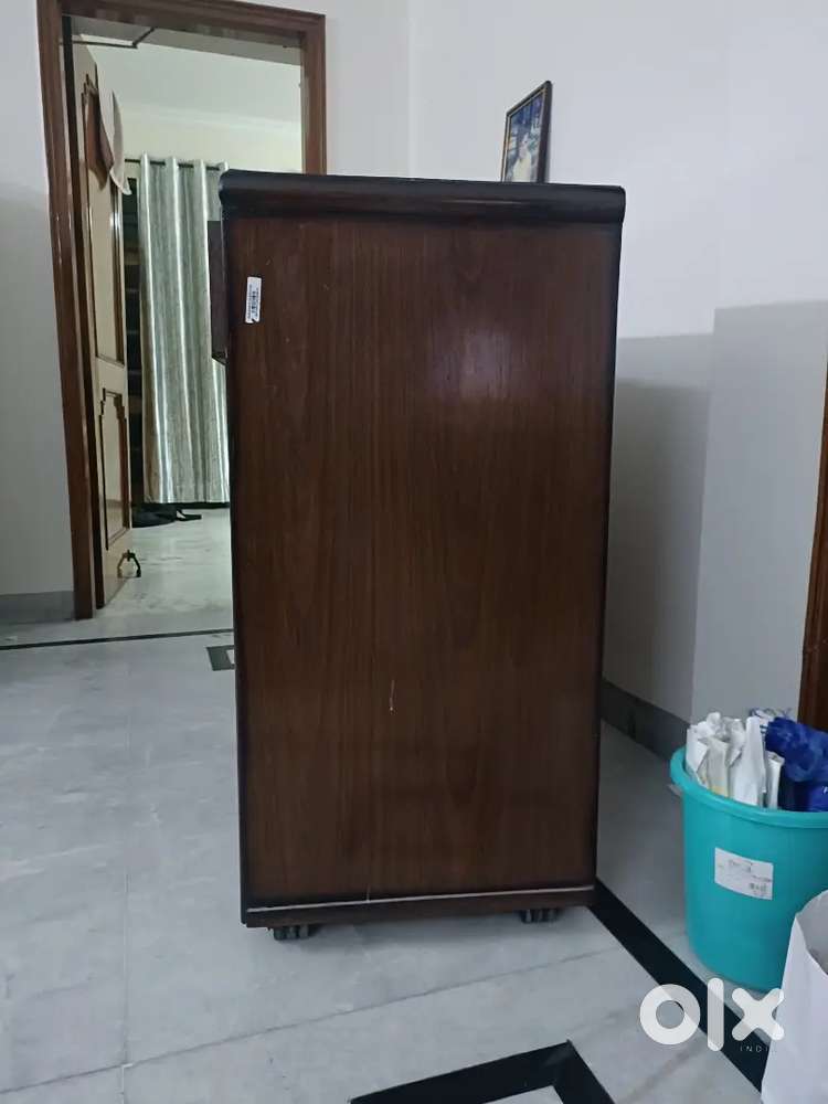 2 Cabinate trolly with moving wheels