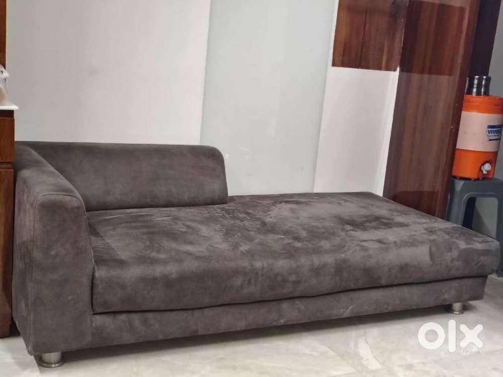 High-Quality Comfortable Single Arm Sofa - Excellent Condition!
