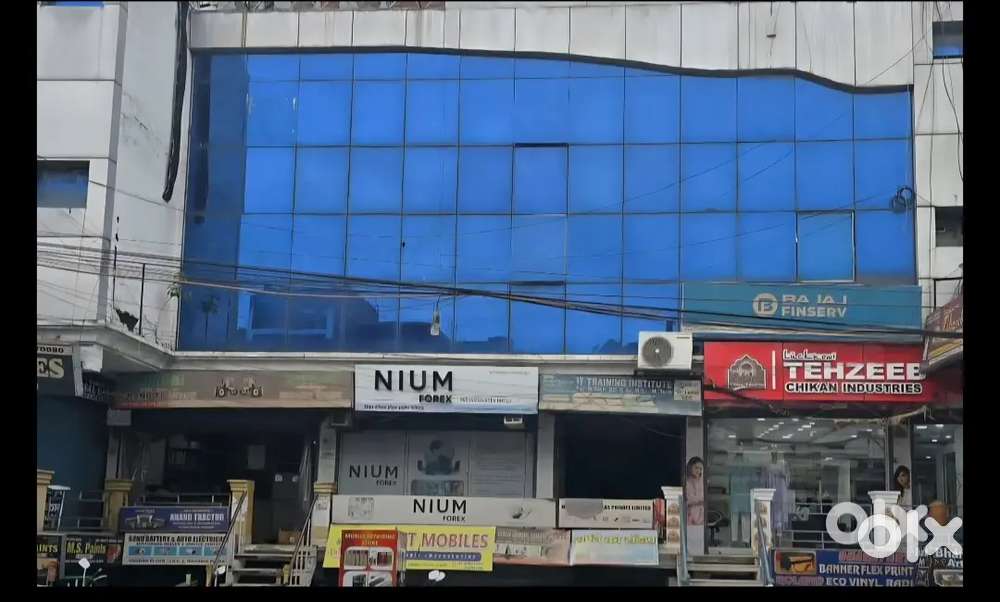 Prime road facing property in the center of lucknow available for rent