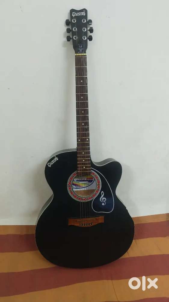 “Givson Acoustic Guitar – Well Maintained, Perfect for Beginners”