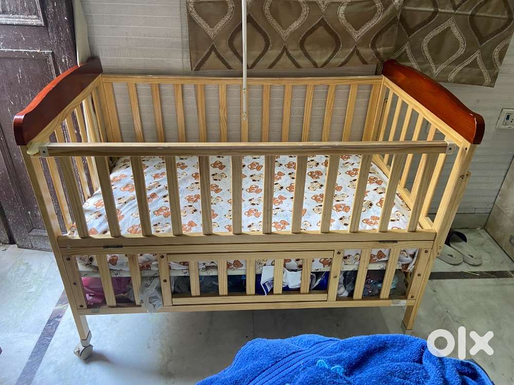 Baby hug babycot