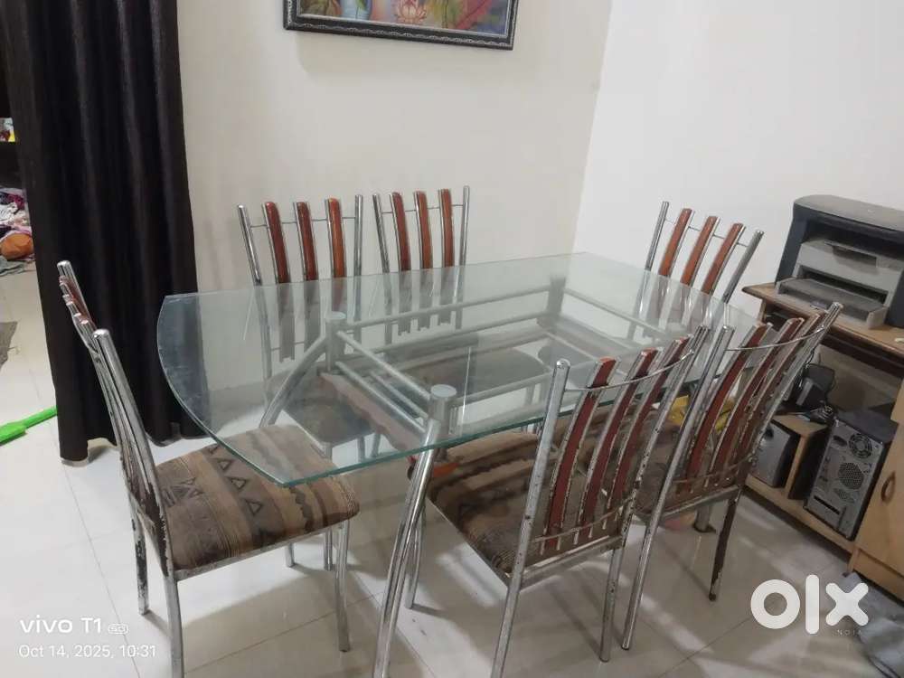 6 सीटर डाइनिंग टेबल और 6 कुर्सियां बेचना है