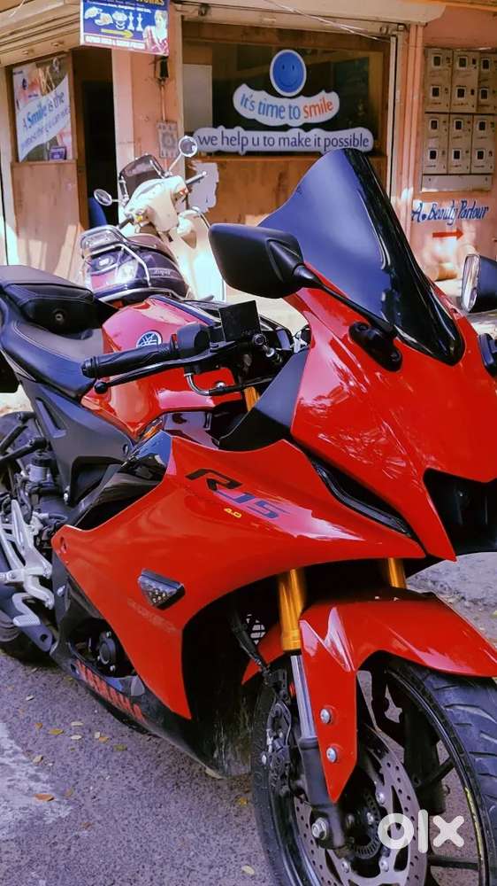 R15 V4 red