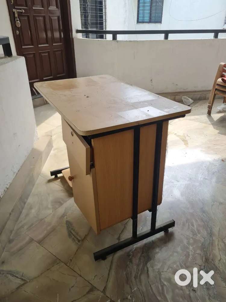 Computer table