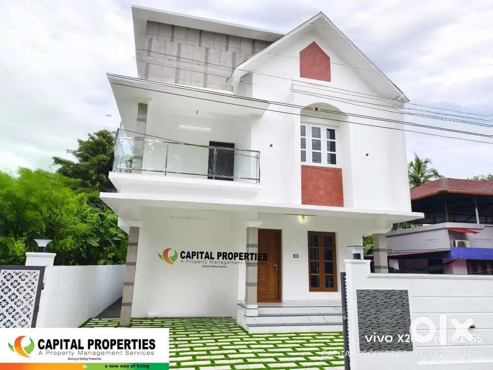 വൈറ്റില - എരൂർ (4 Cent)- ൽ -(4 BHK )- പുതിയ POSH വീട്