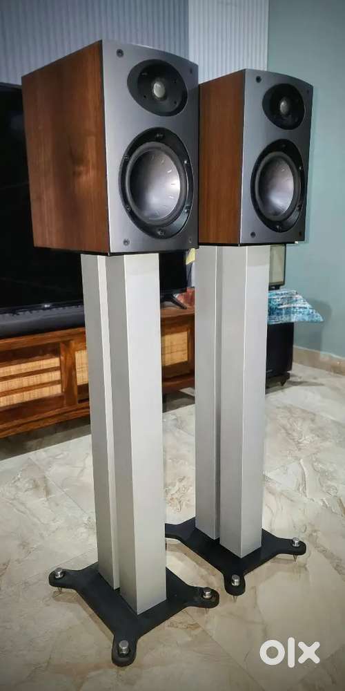 Morduant Short Aviano 2 Bookshelf speakers with speaker stands