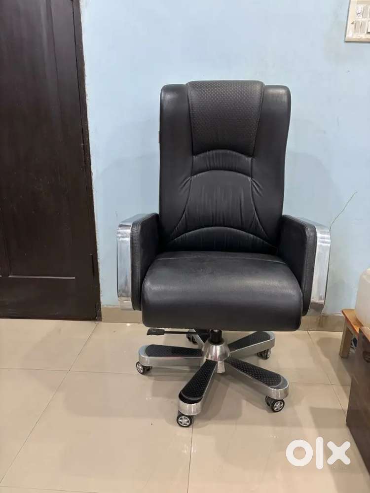 High back (revolving , rotating and swings ) boss chair