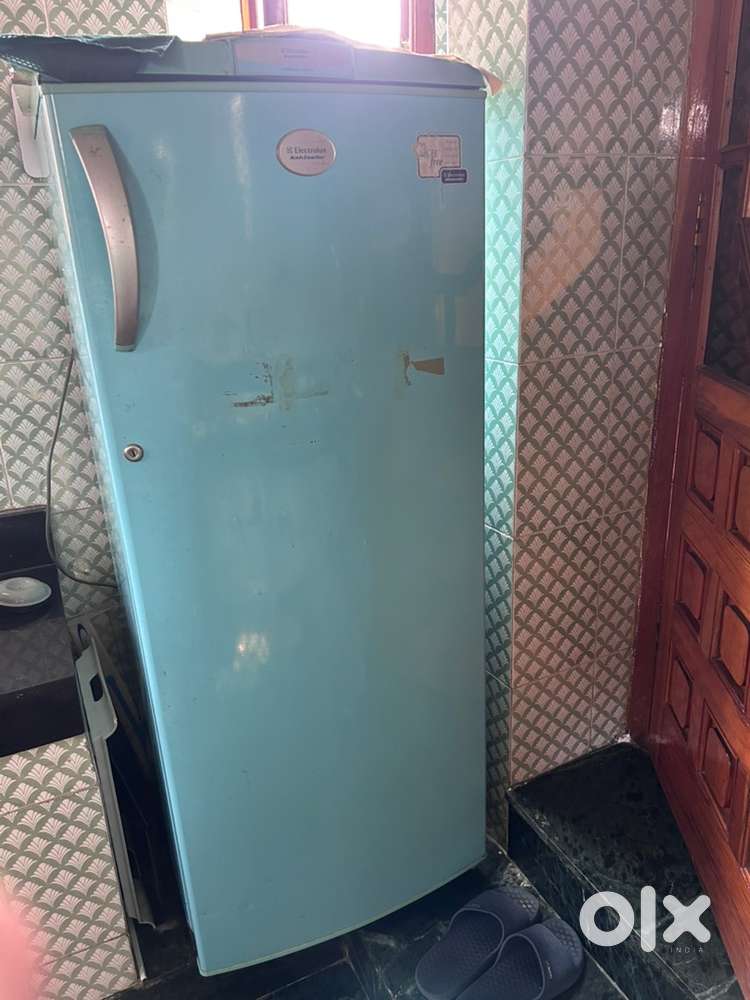 Old Kelvinator Fridge for Sale – Still Working Perfectly!
