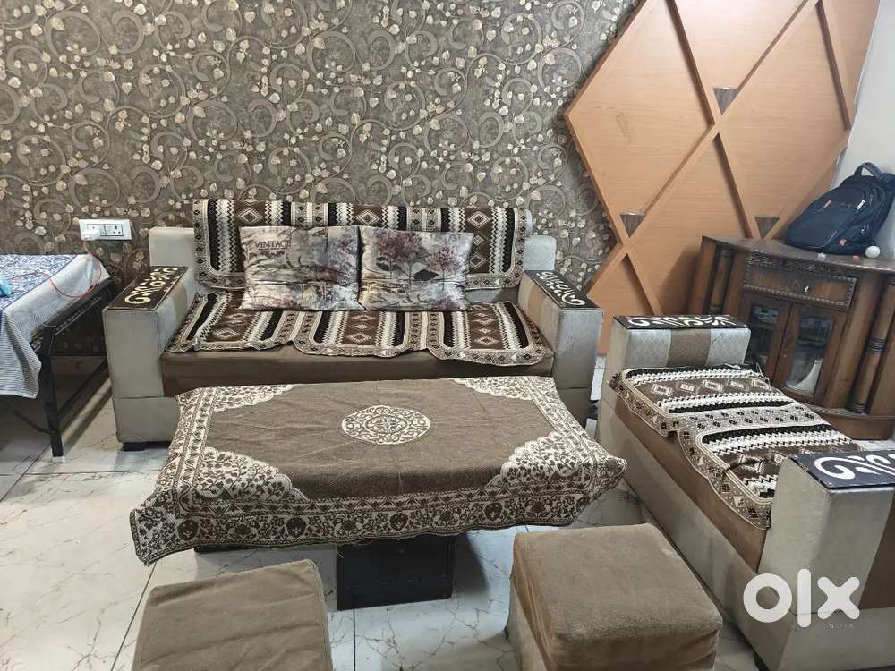 5 seater sofa with table in good condition