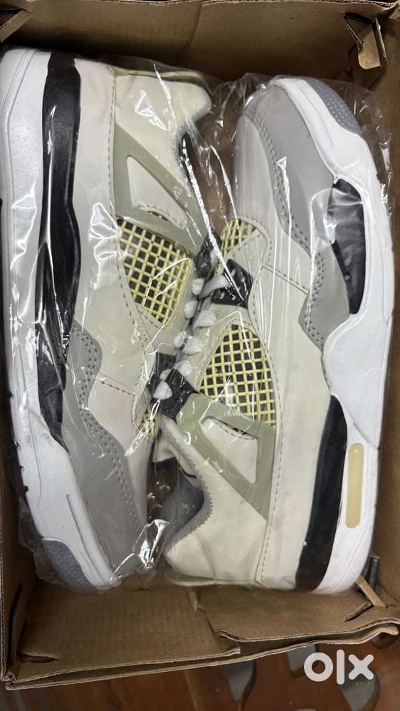 Air Jordan 4 Retro Sneakers – Stylish & Comfortable