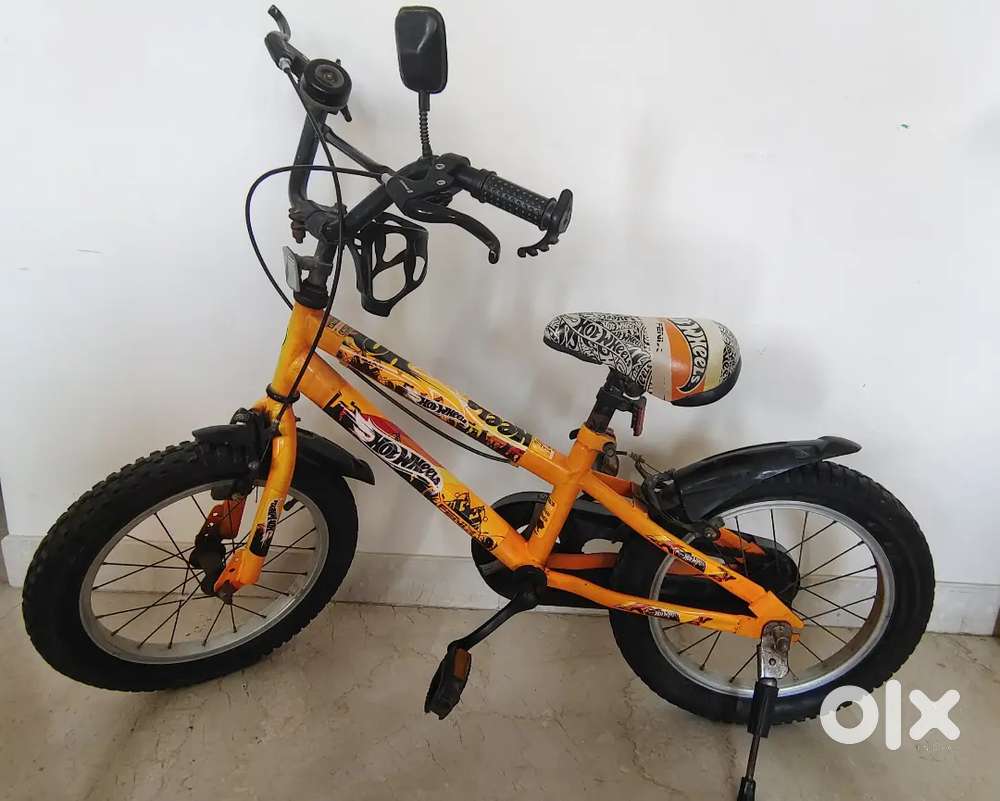 Hotwheels bicycle in excellent condition with training wheels