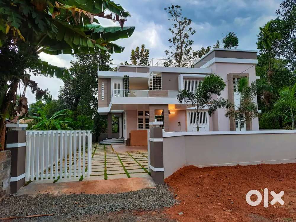 Aluva-Vazhakulam 8 Cent, 2250 Sqft Posh house