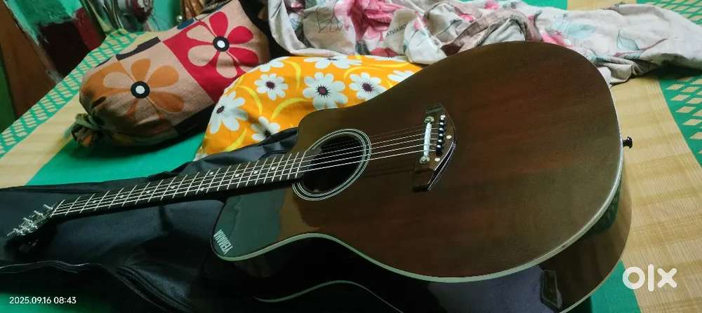 ONE MONTH OLD YEMAHA GUITAR