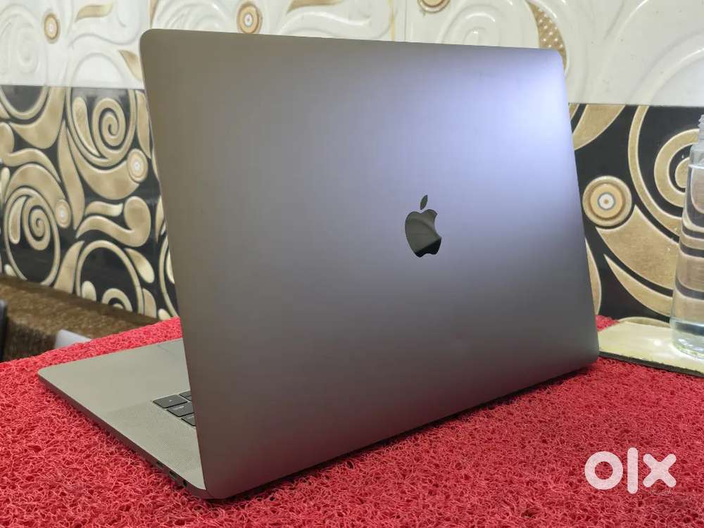 Apple Macbook Pro i9 16gb 512gb 5.5gb GRAPHICS 15inch Retina Touchbar