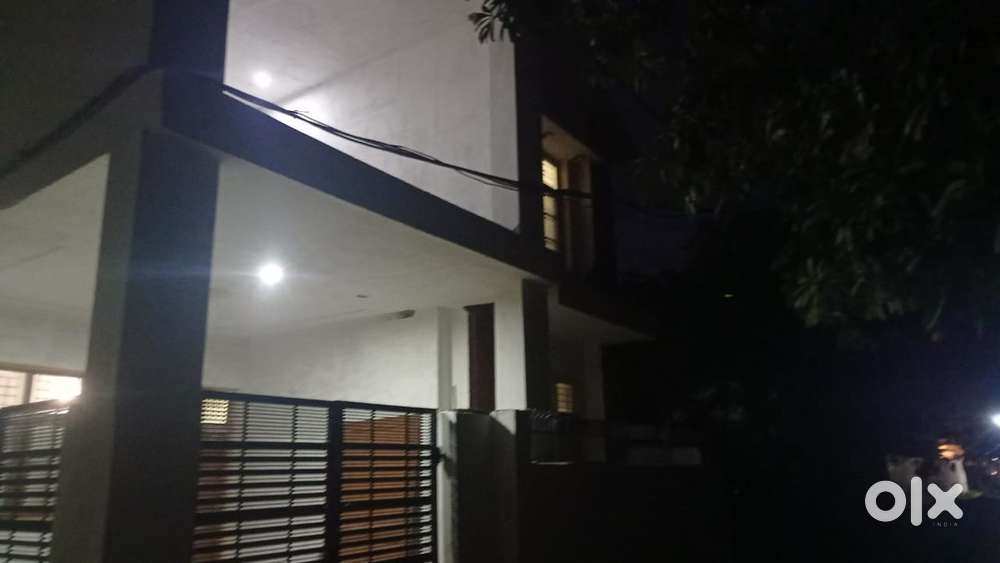 100 sq kothi newly built adjoing model town extn