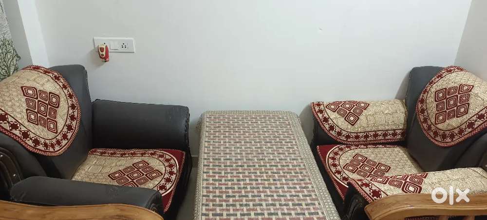 Leather sofa 2 piece with central table. लेदर का सोफा है 2 पीस.