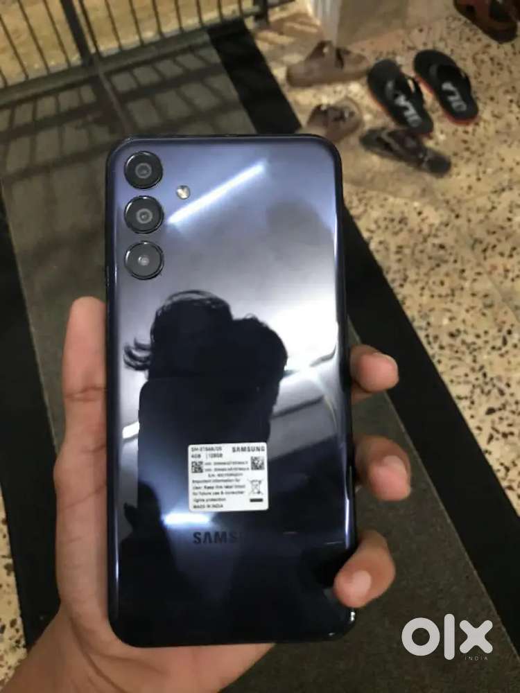 F15  5g phone 3 monthly us box and charger