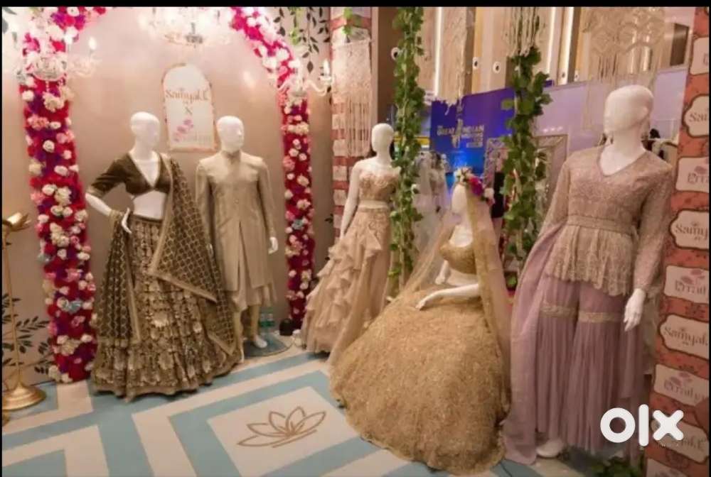 सूट और साड़ी शोरूम में काम करने के लिए लड़के और लड़कियों की आवशयकता है