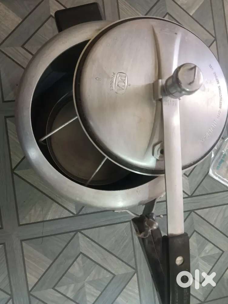 6.5L Hawkins pressure cooker with an in-built baker tray inside.