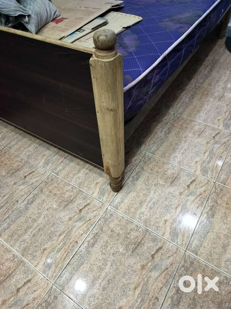 DOUBLE  COT  ROSE WOOD SIDE PLANKS WITH TEAK WOOD LEGS