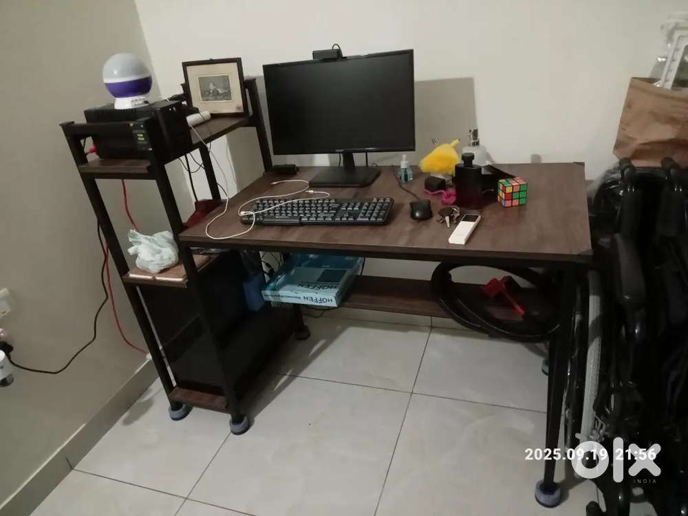 Computer desk, adjustable shelf, easy to dismantle and reassemble