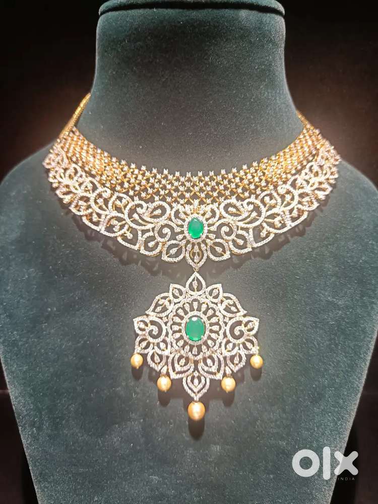 CRE Female need to welcome customers